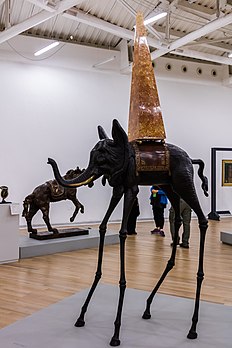 L'Éléphant cosmique, sculpture de Salvador Dalí (v. 1980, musée Soumaya). (définition réelle 5 215 × 7 822)