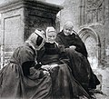 Pont-l'Abbé : trois vieilles bigoudènes au calvaire (photographie de Constant Puyo, 1907).