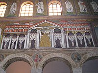 Un mozaic găsit în capela Bazilicii Sant'Apollinare Nuovo (sec. al VI-lea) din Ravenna conține o logie.