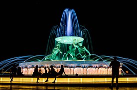 Fontaine des Tritons (vue de nuit)