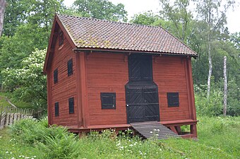 Förråds- och utrustningsbod för Mo härads kompani ur Jönköpings regemente. Boden har ursprungligen stått vid Byarums kyrka och finns numera i Jönköpings stadspark. Den är tidigast från 1780-talet och är byggd i knuttimmer på ett underrede av snedställda stolpar.[18]