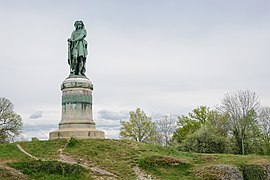 Statue de Vercingétorix du sculpteur Aimé Millet érigée en 1865 près du site archéologique, sous Napoléon III.