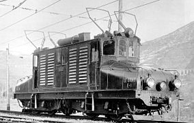 Locomotive E 1 du chemin de fer de la Mure, 1903, alimentée par caténaire bipolaire ±1 200 V.