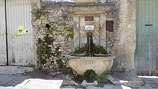 Fontaine de Cucuron.jpg