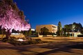 Vista noturna da entrada do campus de Givat Ram da Universidade Hebraica de Jerusalém