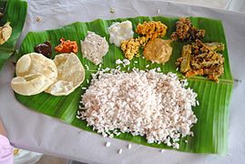 Un thali keralais. Il peut être un repas de fête plus élaboré (banquet), appelé sadya.