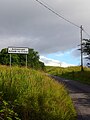 Signalisation routière bilingue sur l'île de Lismore. Le gaélique écossais se trouve en bas et l'anglais en haut, ce qui est l'inverse de la pratique adoptée dans la région administrative des Highlands.