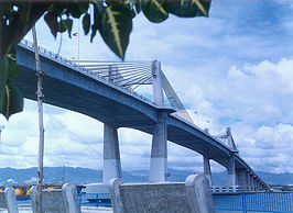 De Marcelo Fernan Bridge die Mactan met Cebu verbindt