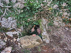 Sortie de la cave naturelle, vraisemblablement habitée.