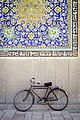 دوچرخه‌ای در محوطه مسجد جامع مظفری، کرمان