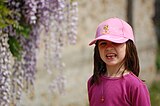 Nena portant una gorra amb visera