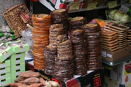 Des pan de higo (es) empilés dans un étal, une spécialité espagnole à base de figues sèches.