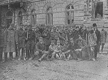 Cette photographie représente des soldats polonais et ukrainiens posant ensemble durant un cessez-le-feu en 1918