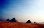 Pyramiderna i Giza, Menkauras pyramid till höger i bilden