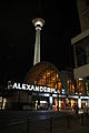 S-Bahnhof Alexanderplatz mit Fernsehturm im Hintergrund