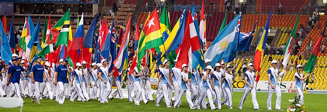 O desfile das bandeiras durante a cerimônia de abertura.