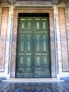 Curians ursprungliga bronsdörrar, numera i Lateranbasilikan.