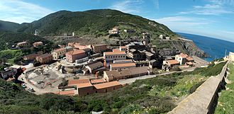 Photographie d'Argentiera où l'on aperçoit les vestiges de l'ancienne laverie