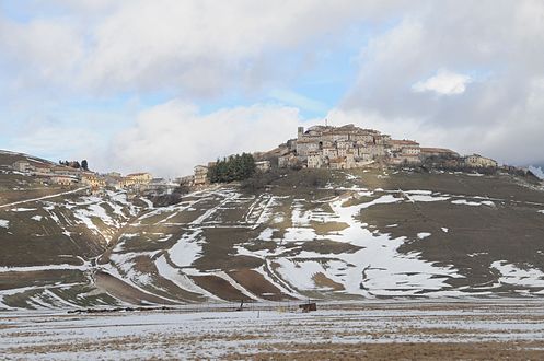 Deutsch: Das Dorf Castelluccio auf dem Hügel oberhalb der Karst-Hochebene, Januar 2012