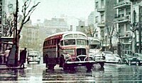 Mercedes-Benz Curvo de la línea 12, carrozado por La Favorita (modelo 1953) y detrás un Chevrolet Sapo de fines de la década de 1940, con carrocería El Indio, de la línea 39.