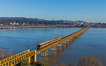 Train traversant le Rio Biobío entre Concepción et San Pedro de la Paz (Chili). (définition réelle 5 960 × 3 679)