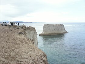 El farallón de Comodoro Rivadavia, en la costa del mar Argentino, accidente costero formado por la intensa erosión del oleaje en los acantilados.