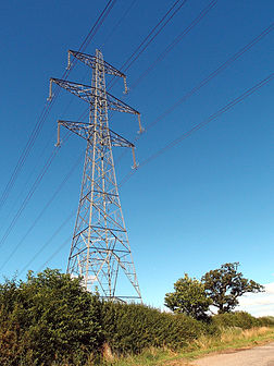 Pylône électrique près de Northallerton, dans le Yorkshire du Nord. (définition réelle 1 920 × 2 560)