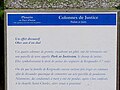 Les colonnes de justice : panneau d'information touristique.