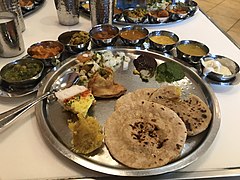 Un thali végétarien de cuisine nord-indienne.