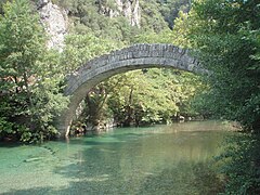 Klidonia-Steinbogenbrücke über den Fluss Vidomatis