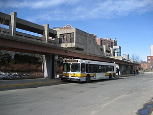 摩頓市中心站及巴士换乘候车站台，从东侧的商业街望向车站