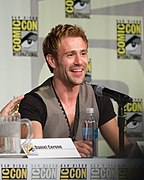 Matt Ryan interprète John Constantine / Gwyn Davies.