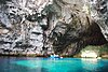 La grotte de Melissani (grec moderne : Μελισσάνη) dans l’île Ionienne de Céphalonie (Grèce).