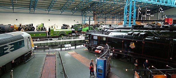 Panoramafoto över lokomotiv runt vändskivan i Stora hallen