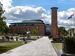 O Royal Shakespeare Theatre visto do Bancroft Gardens