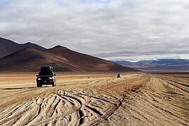 Montañas y jeeps cerca del salar de Uyuni 2017