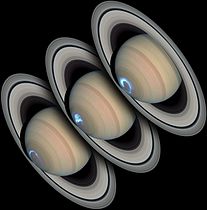 Deutsch: Saturn mit UV-Aurora überlagert auf ein Bild von sichtbarem Licht English: Saturn with ultraviolet aurora overlaid on visible spectrum image