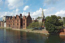 Shire Hall ja St Paulin kirkon torni Great Ouse -joen rannalla.