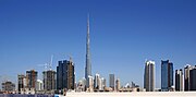A torre se destaca dos outros edifícios e redesenha a paisagem de Dubai