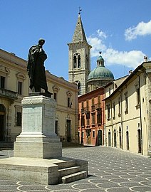 Statue d'Ovide à Sulmona