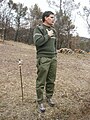 Technicien principal spécialiste travaux forestiers de la DDAF du Var en visite d'une coupure de combustible en 2006.