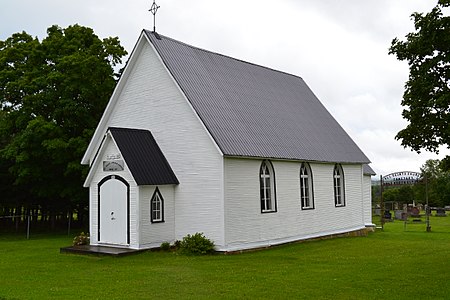 Bâtiment charmant posé dans la verte campagne d'un village rural. Église All Saints de Davidson Hill à Sainte-Christine dans la région de l'Estrie au Québec.
