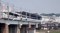 多摩川対岸から駅を遠望する（2004年）