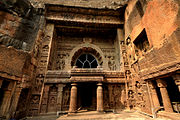 Jame Adžanta so 30 v skalo vklesanih budističnih jamskih spomenikov, zgrajenih pod Vakatakami.
