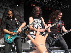 DragonForcen kielisoittajat vasemmalta: Herman Li, Sam Totman ja basisti Frédérik Leclercq vuoden 2007 Tuska Open Air Metal Festivalilla