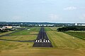 Start- und Landebahn (am linken Bildrand ist das Flugplatzgebäude zu erkennen)