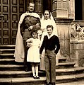 Henri de Foucaucourt et Charlotte Goüin, sur les marches de l'hôtel Goüin (Tours), lors de leur mariage.