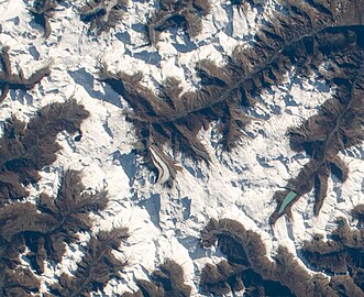 Das Mattertal mit Zermatt in den Walliser Alpen von hoch oben mit Breithorn, Lyskamm und Dufourspitze