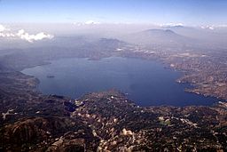 Ilopangosjön från öster, San Salvador city och San Salvador Volcano skymtar i diset bakom sjön.