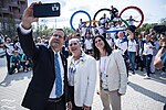 יצחק ומיכל הרצוג, עם יעל ארד והמשלחת הישראלית בכפר האולימפי בפריז